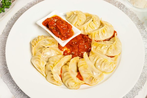 What Are the Major Trends Influencing UK Women's Fashion Today?